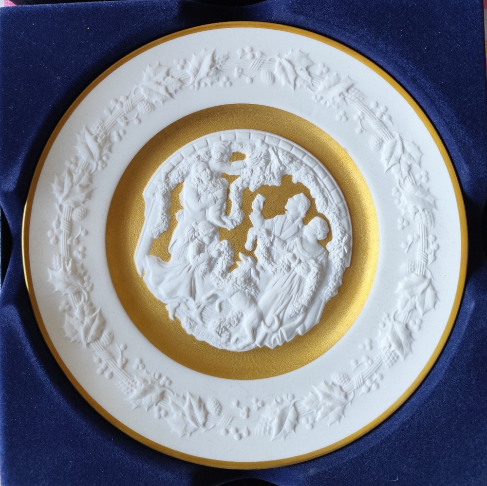 Franklin Porcelain 1977 Christmas Plate "Deck The Halls"